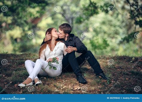 Amour Et Affection Entre Un Jeune Couple Photo Stock Image Du Vert Sain 30299842