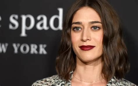 paramount plus commande la série fatal attraction avec lizzy caplan netflix news