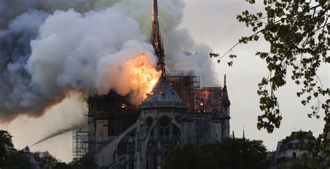 Katasztr Fa Le Gett A P Rizsi Notre Dame Tet Szerkezete Hatalmas A