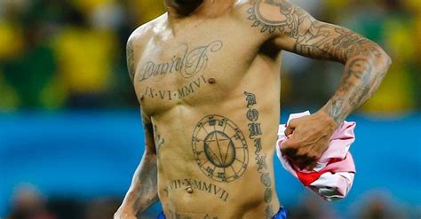 Zijn ouders hadden het niet breed en de braziliaan sliep op een cementen bed in zijn kleine ouderlijk huis, waar het stonk naar natte grond. 11 curiosidades sobre Daniel Alves que talvez você não ...