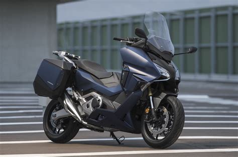 Honda forza 250'nin en önemli avantajı, 250 cc'lik scooter'ların birçoğunda bulunmayan yüksek teknolojili donanımları bünyesinde barındırmasıdır. 2021 Honda Forza 750 maxi-scooter unveiled | BLOGPAPI
