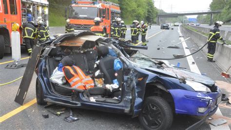 Ein Toter Und Drei Verletzte Bei Unfall Auf A Bei Hamburg