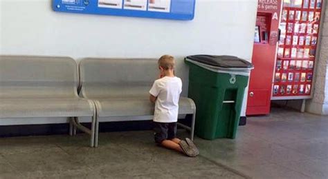 Une mère surprend son fils agenouillé au supermarché son geste a ému
