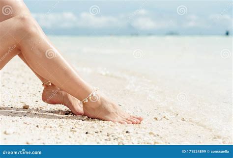 Las Piernas Sexys De Las Mujeres En La Playa El Concepto De Vacaciones