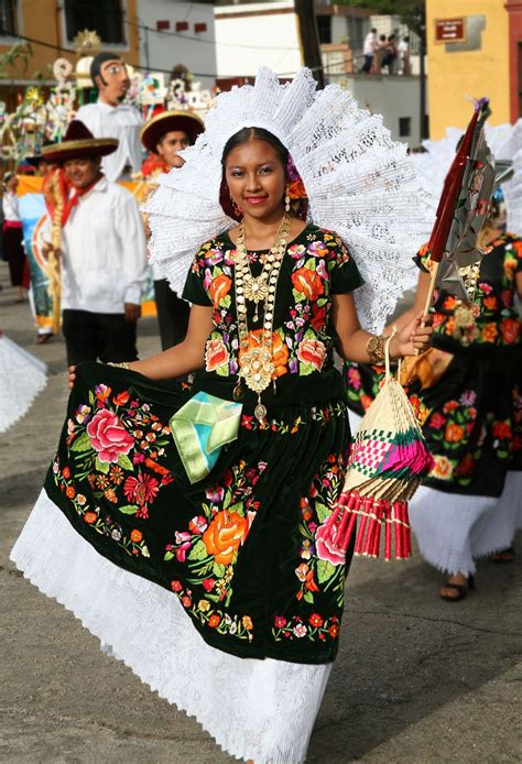 Pin By Stini Bini On The Ghost Of Frida Kahlo Mexican Outfit