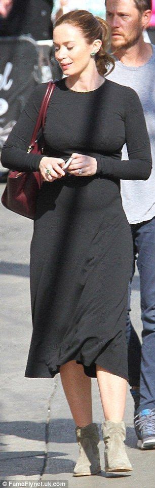 Pregnant Emily Blunt 306×964 Emily Blunt Schwanger Brosche