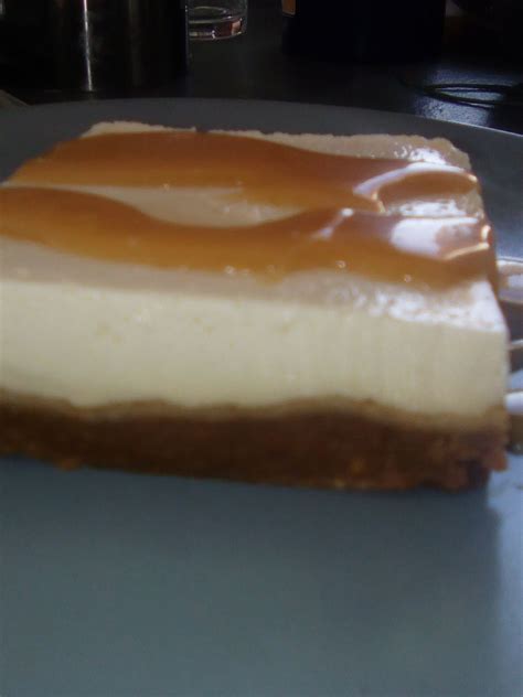 Versez le philadelphia sur la crème montée mascarpone et mélangez délicatement. Cheesecake au philadelphia (sans cuisson) - Mes Meilleures ...