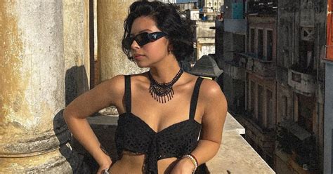 Ángela Aguilar enseña su cinturita de avispa con coqueto bikini negro