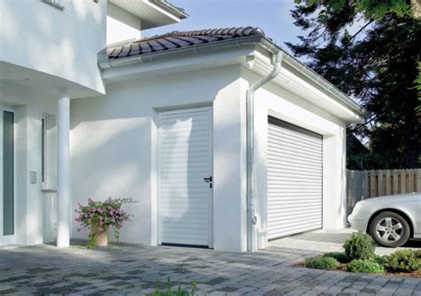 The homeowners decide on adding a home gym area at the back of the garage where the entire family can workout. Garagen Nebentür mit Rolltor um die Ecke Hörmann Hannover ...