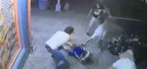 FUERTE VIDEO Pandilleros matan a machetazos a joven de 15 años