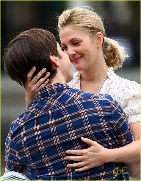 Drew Barrymore And Justin Long Rowboat Kissing Photo 2107611 Drew Barrymore Justin Long