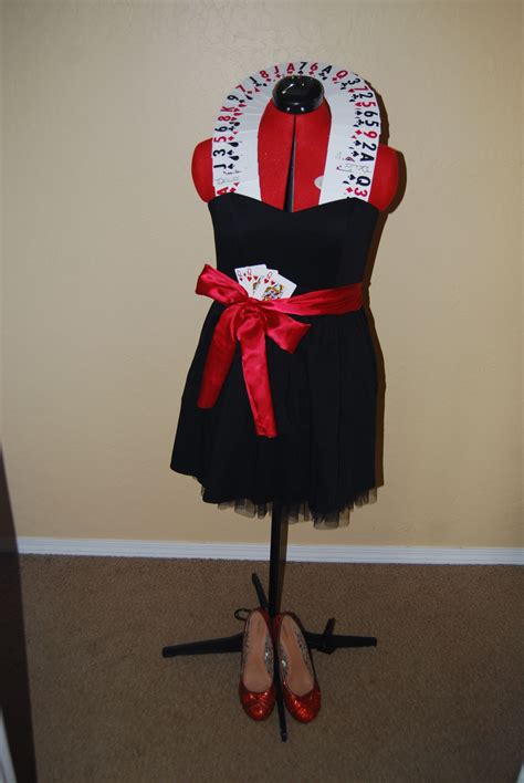 The rest is just pieces from my closet. Homemade Halloween Part 3: Fast and Easy Queen of Hearts Costume | Festa, Carnaval