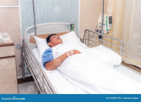 Patient Masculin Allongé Sur Un Lit Médical Dans Un Hôpital Image Stock