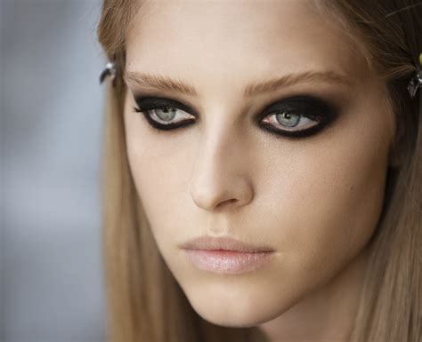 Chanels Fw21 Show Proves That Kohl Rimmed Eyes Are A Trend To Watch