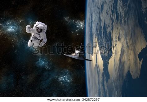 Astronaut Drifting Space Rescued By Space 스톡 사진지금 편집 342872297