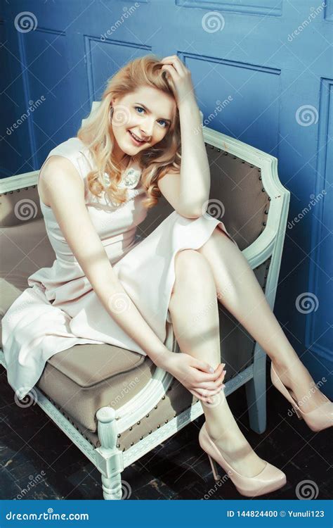 Junge Blonde Frau Der Sch Nheit Im Alten Weinleseausgangsluxusinnenraum Feenhaftes Schlafzimmer