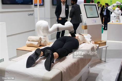 Robot Massage Stock Fotos Und Bilder Getty Images