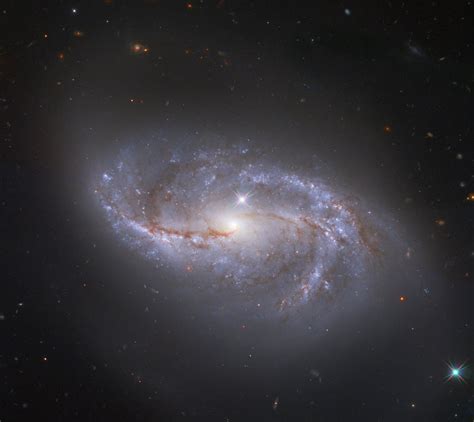 La imagen se creó a partir de imágenes tomadas. Hubble Snaps an Incredible Photo of This Faraway Galaxy