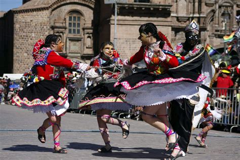 Cusqueños Y Turistas Disfrutan De Danzas De Paucartambo En Homenaje A