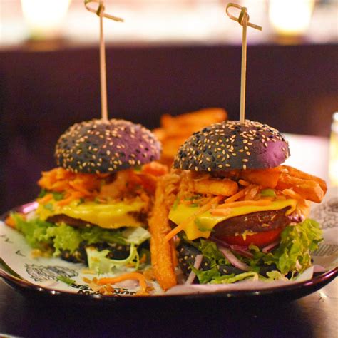 Most of us grew up eating it, or enjoyed it of course, vegan junk food also exists because we don't always have time to spend in the kitchen when we're struck with a sudden craving for something sweet. Vegan Junk Food Bar Amsterdam - Anne Travel Foodie