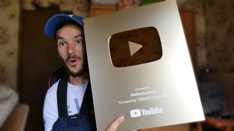 Unboxing 1 000 000 Subscribers Gold Trophy Youtube