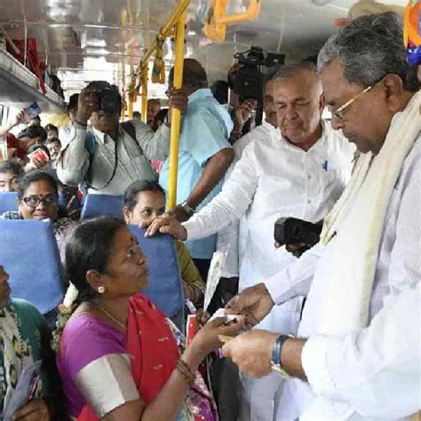 ಧಾರವಾಡ ಉಚಿತ ಪ್ರಯಾಣ ತಲೆ ಬಾಗಿ ನಮಸ್ಕರಿಸಿ ಬಸ್ ಏರಿದ ಅಜ್ಜಿ Shakti Scheme Grandmother Enter The Bus