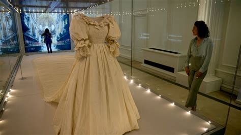 Princess Dianas Wedding Dress Goes On Display In London