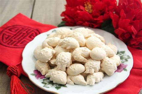Light, airy, and fragrant kuih bangkit (tapioca cookies) are a chinese new year favorite. KUIH BANGKIT - Bake With Paws | Snacks dishes, Baking ...