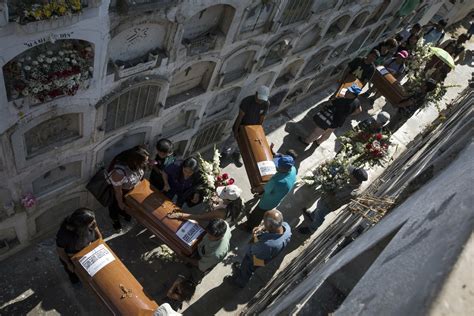 El recurso presentado por el abogado del líder terrorista de sendero luminoso, alfredo crespo, por amenaza cierta e inminente al derecho a la vi. Peruana entierra familiares víctimas de Sendero Luminoso