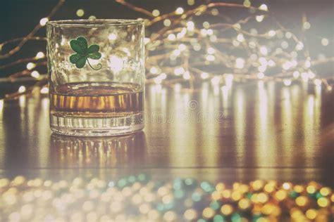 Resplandor De Oro Del Whisky Del Tr Bol Irland S Del St Patricks Imagen