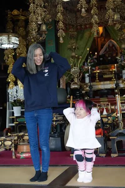 Twins With Staggering 75 Cm Height Difference Are Close As Two Sisters Can Be Guinness World