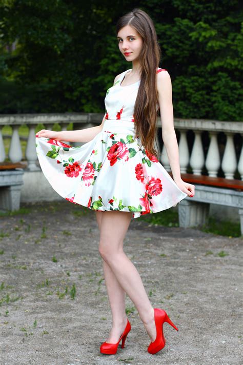 Biała Sukienka W Róże I Czerwone Czółenka Ari Maj