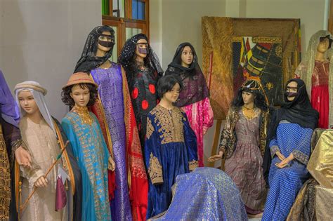 Photo 1350 01 Women In Traditional Dress In Sheikh Faisal Binmuseum