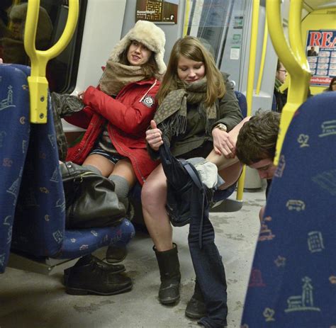 Spaßaktionstag Nackte Beine in der Metro Bilder Fotos WELT