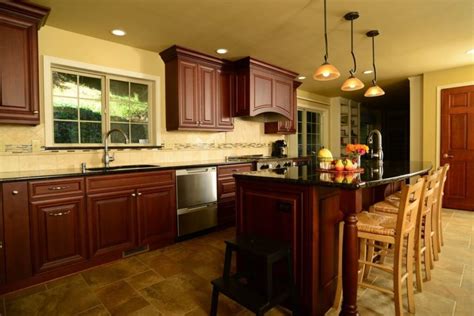 Decide what dark shade will work best for your kitchen. 25 Remarkable Kitchens with Dark Cabinets and Dark Granite ...