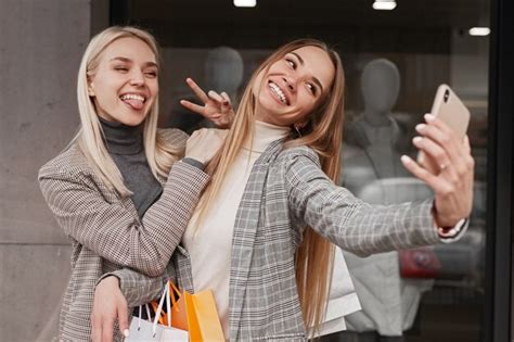 Novias alegres tomando selfie después de ir de compras Foto Premium