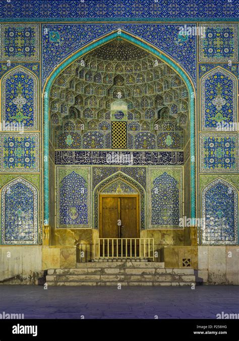 Entrance To Sheikh Lotfollah Mosque In Isfahan Stock Photo Alamy