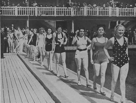 w sloncu radosc vintage 1935 domenapubliczna bathing beauties vintage