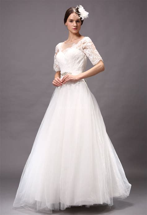 Une robe merveilleusement féminine qui rappelle les modèles des années 60. Robe de mariée chic manches 3/4 dentelles