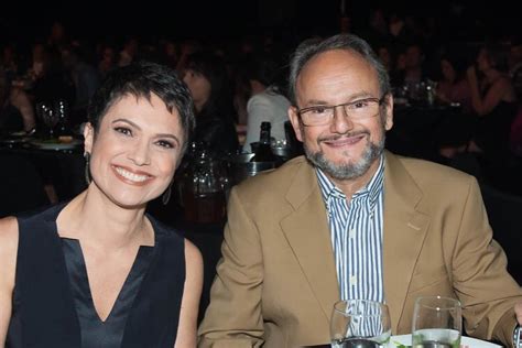 Hoje é o nosso aniversário de casamento e acordamos assim, eu mandei os girassóis pra ele e ele mandou as rosas. Ernesto Paglia posta foto rara dos 3 filhos e Sandra ...