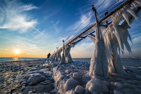 Michigan Lighthouses Covered In Ice Reveals The Picturesque Beauty Of A