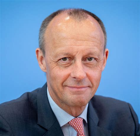 Er war von 2000 bis 2002 vorsitzender und von 1998 bis 2000 sowie von. Friedrich Merz geht mit „Klimakanzlerin" Merkel hart ins ...