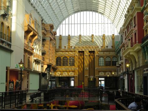 How To Spend 24 Hours In The West Edmonton Mall And Never Run Out Of