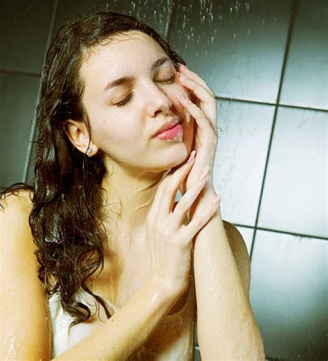 Dziewczyna Biorąc Prysznic — Zdjęcie Stockowe © Kanareva 154465964