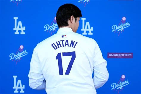 ¿le luce shohei ohtani ya se puso el uniforme de los dodgers de los Ángeles el universal