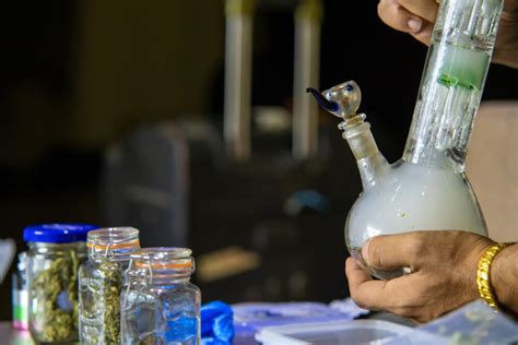 How To Use A Bong A Step By Step Guide Cannabismo