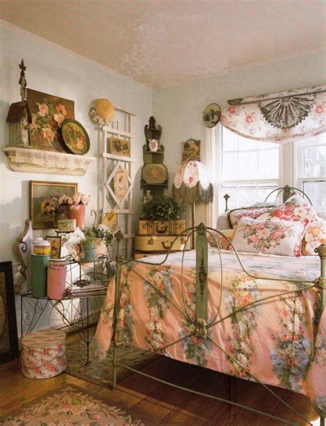 18 Chic Vintage Bedroom Decoration Ideas