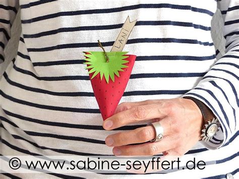 .geschenke weihnachten basteln weihnachten, basteln mit klorollen zu weihnachten 20 tolle recycling weihnachten basteln, weihnachtsbaum als geschenkverpackung. DIY Geschenk Idee für Kinder: Basteln mit Klorollen - eine Überraschungserdbeere als ...