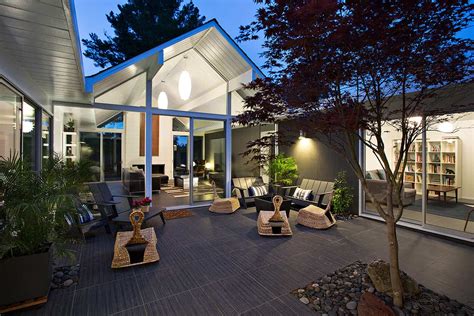 Interior Courtyard Surrounded By 4 Gables House By Klopf Architecture