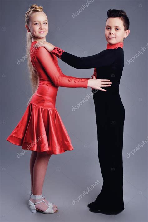 Dos Hermosos Niños Bailando Deporte De Baile De Salón Fotografía De